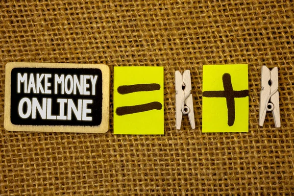 Kavramsal el Make Money Online gösterilen yazma. İş e-ticaret eİş yenilik Web teknoloji beyaz metin siyah boya ahşap tahta eşit wodden klip vitrine iş fotoğraf