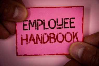 El yazısı metin çalışan el kitabı. Belge Kılavuzu düzenlemeler kuralları rehber ilke kod kelime anlam kavramı köşeleri iletisi tutan pembe kağıt Not kırmızı kenarlıkla parmak yazıldı