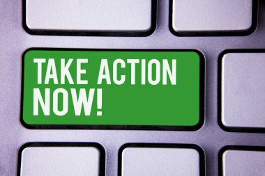 Al şimdi motivasyon arama eylemi yazma el yazısı metin. Acil hareket başlatmak hemen hemen başlamak beyaz metin iki kelime yeşil anahtar düğmesine basın bilgisayar klavye iş sekmesi anlam kavramı