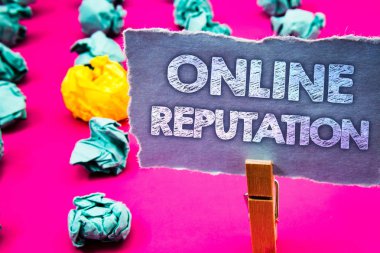 Online itibar gösterilen Not yazma. Sarı mavi Not güvenilirlik sıralaması İnceleme değerlendirme memnuniyeti kalite kelime yırtık kağıt ahşap küçük pembe arka plan vitrine iş fotoğraf ufalanmış