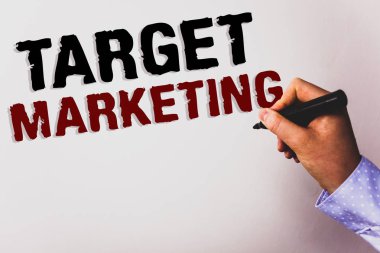 Word metin hedef pazarlama yazma. İş kavramı pazar segmentasyonu izleyici hedefleme müşteri seçimi metin beyaz arka plan kurulu el Siyah işaretçi öğretmen okul iş toplantı için