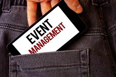 Kavramsal el etkinlik yönetimi gösterilen yazma. Özel Fırsat zamanlama organizasyon düzenleme faaliyetleri cep telefonu beyaz ekran harf kot pantolon cebinde holding adam vitrine iş fotoğraf