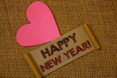 El yazısı metin mutlu yeni yıl motivasyonel ara. Tebrik kutlama tatil taze başlangıç fikirler üzerinde eski vintage kağıt siyah kırmızı harflerle hasır arka plan pembe kalp anlam kavramı