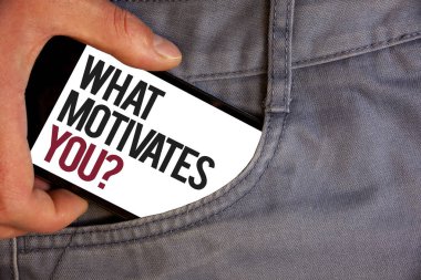 Word metin ne motive sen soru yazma. Tutku sürücü teşvik rüya aspirasyon şahsiyet el cep telefonu yolu büyüleyici arka cebine itmek için iş kavramı