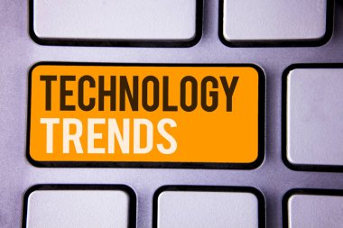 Kavramsal el Teknoloji Trendler gösterilen yazma. İş fotoğraf metin eğilimleri Modern Viral gelişmiş geliştirme Trendy yeni gri renk parlak klavye sarı düğmeye siyah beyaz yazı ile