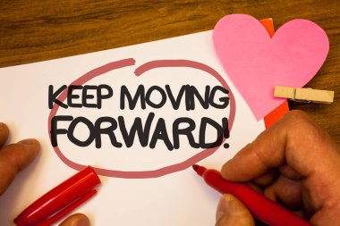 El yazısı metin tutmak hareketli motivasyonel arama yönlendirme. İyimserlik ilerleme sebat hareket insan anlam kavramı el korumak kırmızı kalem daire içine alınmış siyah kelimeler kağıt kanca perçin pembe kalp