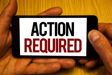 Gereken eylem gösterilen metin işareti. Ev düğmesine basın yazılan siyah telefon ekran sözcükler holding kavramsal fotoğraf önemli ihtiyaç anında hızlı önemli görev ikinci eller