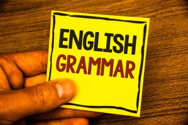 Word metin yazma İngilizce dilbilgisi. Dil bilgi Okulu Eğitim edebiyat okuma siyah kırmızı harflerle çerçeve ahşap arka plan sarı kağıt fikirler tutan adam için iş kavramı