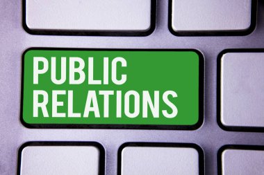 Halkla ilişkiler yazma el yazısı metin. İletişim medya insanların bilgi tanıtım sosyal beyaz metin iki kelime yeşil anahtar düğmesine basın bilgisayar klavye iş sekmesi anlam kavramı