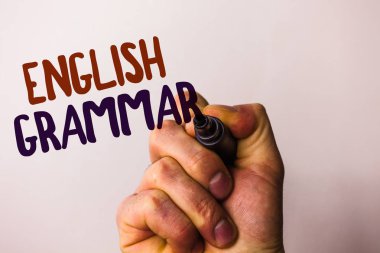 Word metin yazma İngilizce dilbilgisi. Dil bilgi Okulu Eğitim edebiyat okuma kalem işaretleme fikir mesaj siyah kırmızı harflerle beyaz holding adam için iş kavramı