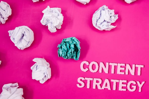 İçerik stratejisi gösterilen metin işareti. Kavramsal fotoğraf yönetimi ağ Internet Web sitesi pazarlama planı metin kelime ufalanmış arka plan kağıt notları beyaz mavi stres kızgın pembe
