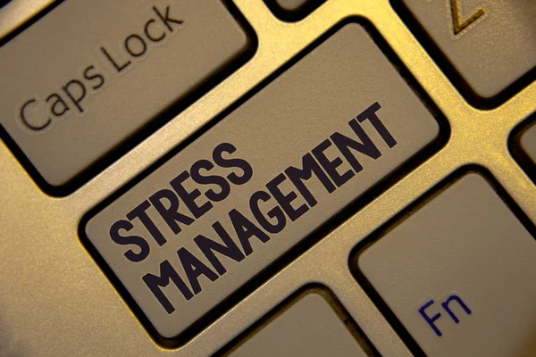 ストレスマネジメントを書く手書き文字 コンセプト ジェット灰色ボタンで瞑想療法リラクゼーション陽性医療黄金キーボードを意味は 黒の言葉と Capslock — ストック写真