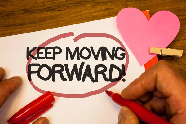 El yazısı metin tutmak hareketli motivasyonel arama yönlendirme. İyimserlik ilerleme sebat hareket insan anlam kavramı el korumak kırmızı kalem daire içine alınmış siyah kelimeler kağıt kanca perçin pembe kalp