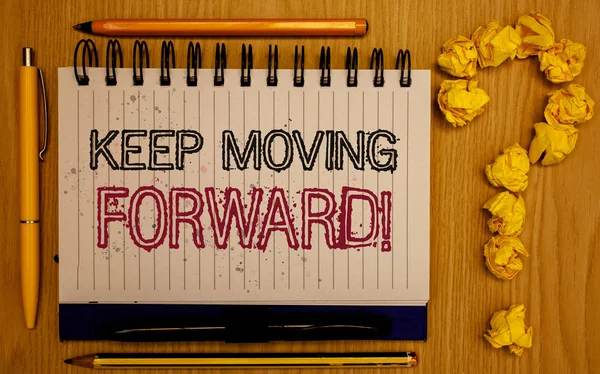 Tutmak hareketli motivasyonel arama yönlendirme gösterilen metin işareti. Kavramsal fotoğraf iyimserlik ilerleme sebat hareket Not defteri anahat metin kalem kalem odunsu resepsiyon ile sarılmış topları formu sorgu işareti