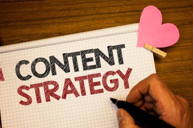 İçerik stratejisi gösterilen Not yazma. İş fotoğraf yönetimi ağ Internet Web sitesi pazarlama planı kalem fikirler defter pembe kalp harf ahşap arka plan üzerinde tutan adamı vitrine