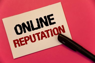 Online itibar gösterilen metin işareti. Not kağıdı siyah kalem mesaj pembe arka plan yazılı kavramsal fotoğraf güvenilirlik sıralaması İnceleme değerlendirme memnuniyeti kalite metin iki kelime notları