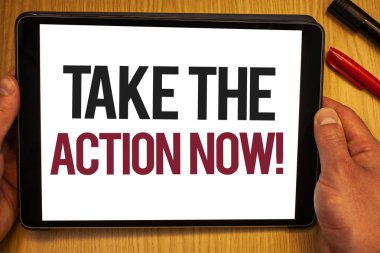 El yazısı metin almak eylem şimdi motivasyon çağrısı. Kavram anlamı hareket başlatmak hemen hemen anında elini tut renkli gösterilen siyah kalemi kırmızı kalem kereste carrel mektuplar