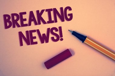 Kavramsal el kırma haber motivasyonel ara gösterilen yazma. Güncelleme basın raporu en son bilgi kelime sarı arka plan açık mavi sarı kalem mesaj mektubu vitrine iş fotoğraf