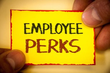 Çalışan Perks gösterilen Not yazma. Köşe iletinin holding işçi faydaları ikramiye tazminat ödüller sağlık sigortası metin kelime sarı kağıt kırmızı kenarlıkla parmak vitrine iş fotoğraf