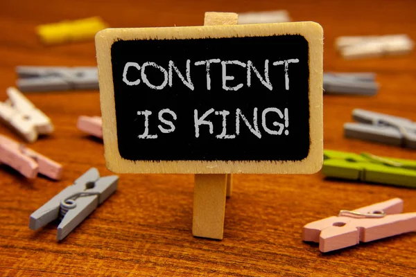 Kavramsal el içerik Kral motivasyonel çağır gösterilen yazma. Pazarlama bilgi reklam stratejisi Blackboard tebeşir vitrine iş fotoğraf clothespin ahşap arka plan ile harfler