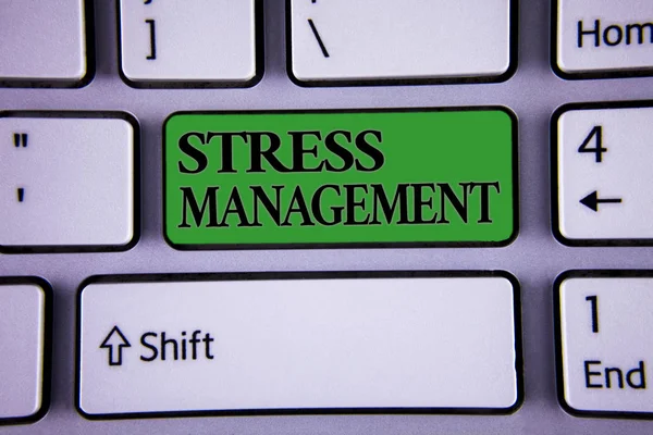 스트레스 관리를 보여주는 화살표 단어와 키보드 버튼을 보여주는 비즈니스 — 스톡 사진