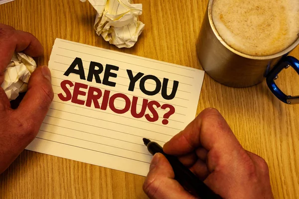 Are sen ciddi soru yazma el yazısı metin. Güvensizlik şaka var kavramı anlam buruşuk kalem fikirler defter tutan adam kağıtları kahve Kupası ahşap arka plan gerçek oldu