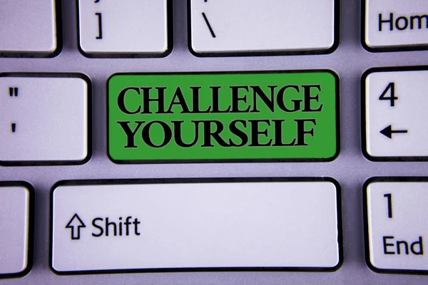 写笔记显示挑战自己 商业照片展示克服信心强鼓励改进敢于现代银色彩色键盘绿色按钮 带黑色单词箭头键 — 图库照片