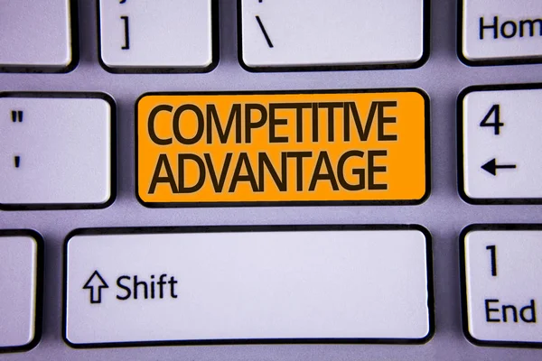 Rekabet avantajı yazma el yazısı metin. Lider içinde alan gümüş rengi parlak modern bilgisayar klavye ile sarı ok düğmesini sağlayacaktır kalite sahibi kavram anlam