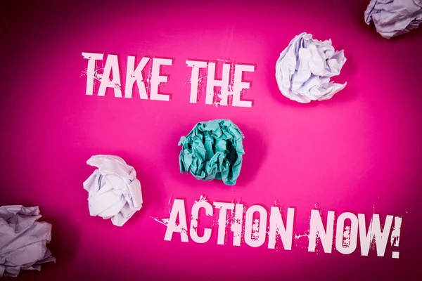 El yazısı metin almak eylem şimdi motivasyon çağrısı. Beyaz Kağıt topları orta yeşil topu hareket başlatmak hemen hemen anında ışık pembe kat daire içine gölge anlam kavramı karıştırdı