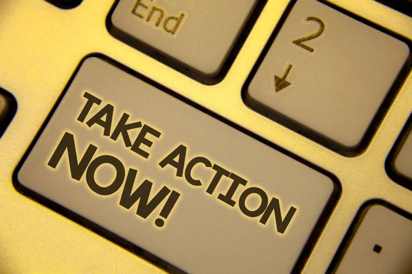 Al şimdi motivasyon arama eylemi gösterilen Not yazma. Acil hareket başlatmak hemen hemen başlamak metin iki kelime bilgisayar klavye Ekle anahtar düğmesi basın iş yazılı vitrine iş fotoğraf