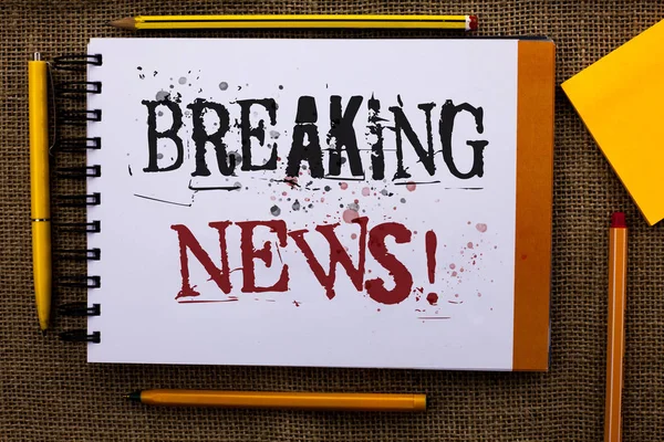 Breaking News motivasyonel ara gösterilen Not yazma. Güncelleme basın raporu en son bilgileri metin beyaz Not defteri sarı kalem kalem kroki stres okul iş çevresinde vitrine iş fotoğraf