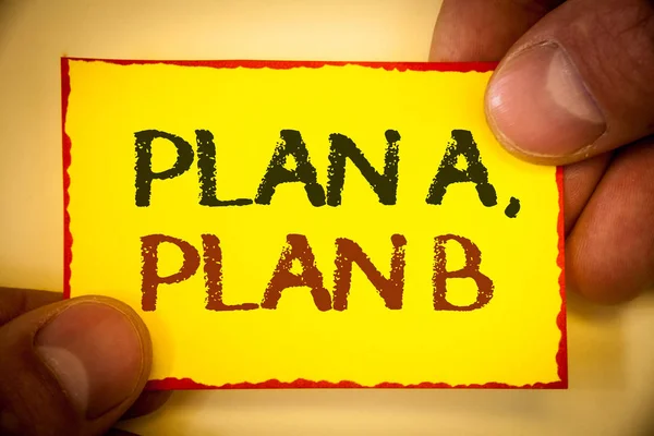 Plan A, b iş planı fotoğraf stratejik çözümler fikirler köşe iletisi tutan sarı kağıt kırmızı kenarlıkla parmak metin kelime seçmek için izlenecek yolları vitrine gösterilen Not yazma