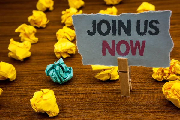 Şimdi bize katılın gösterilen Not yazma. İş fotoğraf vitrine kayıt topluluk kayıt Web sitesi acemi birisi kayıt karton harfler ahşap zemin bulanık sarı yeşil önsezi yakalar