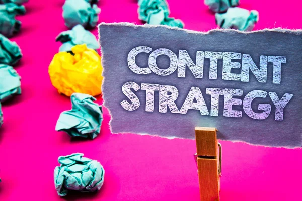 İçerik stratejisi gösterilen Not yazma. Sarı mavi Not iş fotoğraf yönetimi ağ Internet Web sitesi pazarlama planı kelime yırtık kağıt ahşap küçük pembe arka plan vitrine ufalanmış