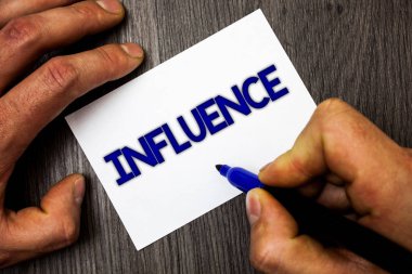 Kavramsal el etkisi yazma. İş fotoğraf diğerleri üzerinde etkisi için kapasite vitrine karakter geliştirme davranış adam çalışma holding mavi işaretleyiciyi fikirler kağıt ahşap masa