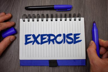 Word metin yazma egzersiz. Fiziksel çaba gerektiren etkinlik için iş kavramı içine getirmek oyun mavi işaretleyiciyi defter sayfası kağıt fikirler ahşap arka plan holding eğitim adam tutun