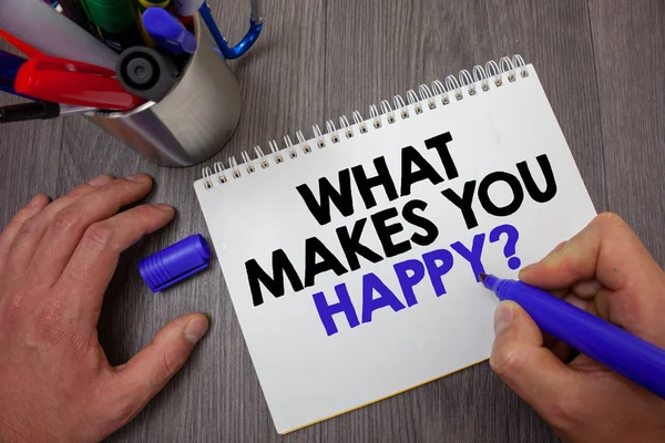 Ne yapar sen mutlu soru gösterilen metin işareti. Kavramsal fotoğraf mutluluk sevgi ile gelir ve pozitif yaşam adam tutun mavi işaretleyiciyi defter sayfa işaretçileri tablo iletileri fikirler holding