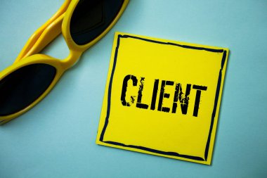 İstemci gösterilen Not yazma. Alıcı müşteri müşteri Kullanıcı Patron umudu paylaşan yatırımcı alıcı fikirler iletileri mavi arka plan güneş gözlüğü rahat ek açıklamaları düşünceler vitrine iş fotoğraf