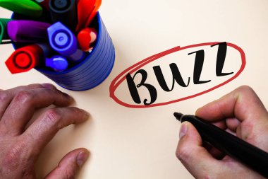 Kavramsal el Buzz gösterilen yazma. Hum üfürüm dron Fizz yüzük Sibilation Whir Alarm bip sesi melodi siyah tutan adam işareti işaretler fikirler mesaj masa iş fotoğraf metin iletişim