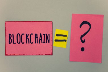 Kavramsal el Blockchain gösterilen yazma. İş fotoğraf kısa kayıt günlük mali deyim dijital veri teknoloji kayıt kağıt eşittir işareti soru işaretleri bej arka plan şüphe mesaj