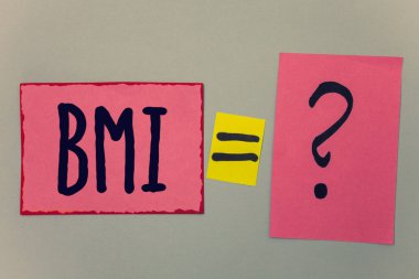 Kavramsal el BMI gösterilen yazma. İş fotoğraf metin vücut kitle indeksi yükseklik kağıt eşittir işareti soru işaretleri bej arka plan şüphe ileti ile ilgili sağlıklı kilo aralığı belirler