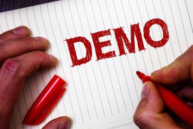 Kavramsal el demo gösterilen yazma. Deneme Beta sürümü ücretsiz Test örnek önizleme prototip adam tutun iletileri niyetleri marker kağıt düşünce tutan bir şey vitrine iş fotoğraf