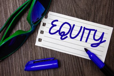 Word metin yazma eşitlik. İş kavramı bir şirketin değerini için hissedarlar fikirler defter sayfa mavi mektup açık işaret güneş gözlüğü ahşap masa tarafından sahip olunan eşit parçaya bölünmüş