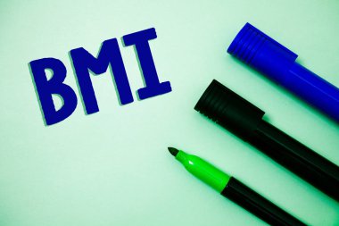 BMI yazma el yazısı metin. Vücut kitle indeksi anlam kavramı yükseklik fikirler mesajlar duygular niyetleri yansıma işaretleri beyaz arka plan ile ilgili sağlıklı kilo aralığı belirler