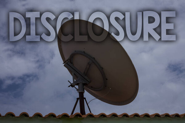 Концептуальный почерк, показывающий раскрытие. Акция по созданию новой или секретной конфиденциальной информации, известной Идеи сообщения телевизионные антенны облачно небо старый городской дом
