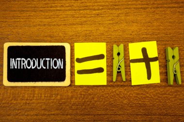 Word yazma metin giriş. Bir hedef kitleye fikirler blackboard tebeşir eşit artı işaretleri clothespins ahşap arka plan resmi sunum bir belgenin ilk bölümü için iş kavramı