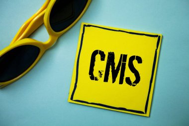 Yazılı not vitrine içerik yönetim sistemi Cms. iş fotoğraf gösterilen dijital içerik fikirler iletileri mavi arka plan güneş gözlüğü rahat ek açıklamaları düşünceler modifikasyonu destekler