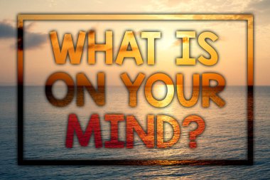 Ne olduğunu Your Mind sorum gösterilen Not yazma. İş fotoğraf açık fikirli vitrine fikri yenilik günbatımı mavi plaj bulutlu gökyüzü fikirler mesaj düşünceler duyguları olduğunu düşünüyor.