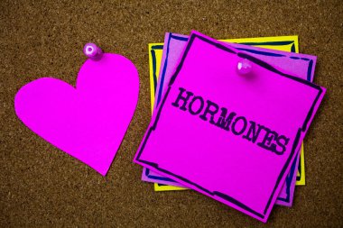 Hormonlar gösterilen Not yazma. İş Fotoğraf Düzenleyici madde vitrine hücreleri uyarmak için bir organizmada üretilen kağıtları pembe kalp mantar arka plan fikirler aşk güzel mesaj hatırlıyorum