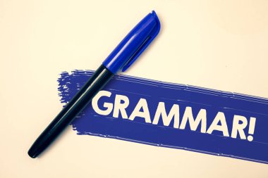 Word metin dilbilgisi motivasyonel ara yazma. Resim mavi kalem bej arka plan boya fikir mesaj sistemi ve dil yazma kuralları fikirler iletileri yapısını için iş kavramı soluk